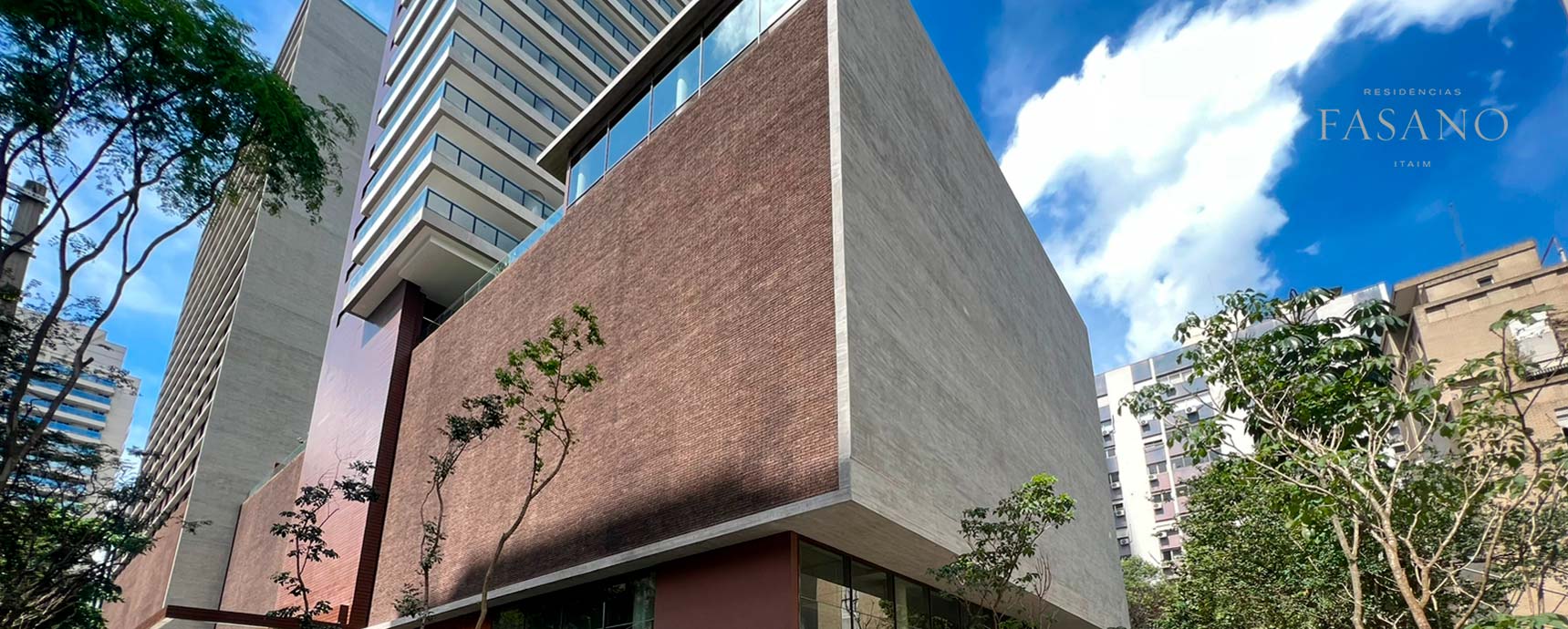 A fachada moderna e elegante do Apartamento Fasano Itaim, localizado no prestigiado bairro de Itaim Bibi, em São Paulo. Com sua arquitetura sofisticada e design arrojado, o empreendimento reflete o luxo e a exclusividade característicos da marca Fasano, oferecendo uma experiência residencial incomparável.